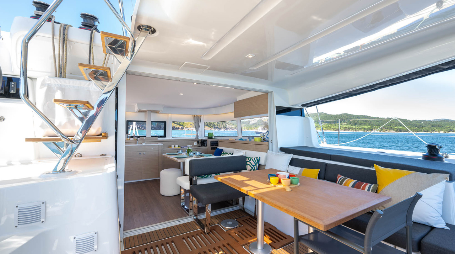 highlight-catamaran-lagoon-43-03-adaptable-living-area