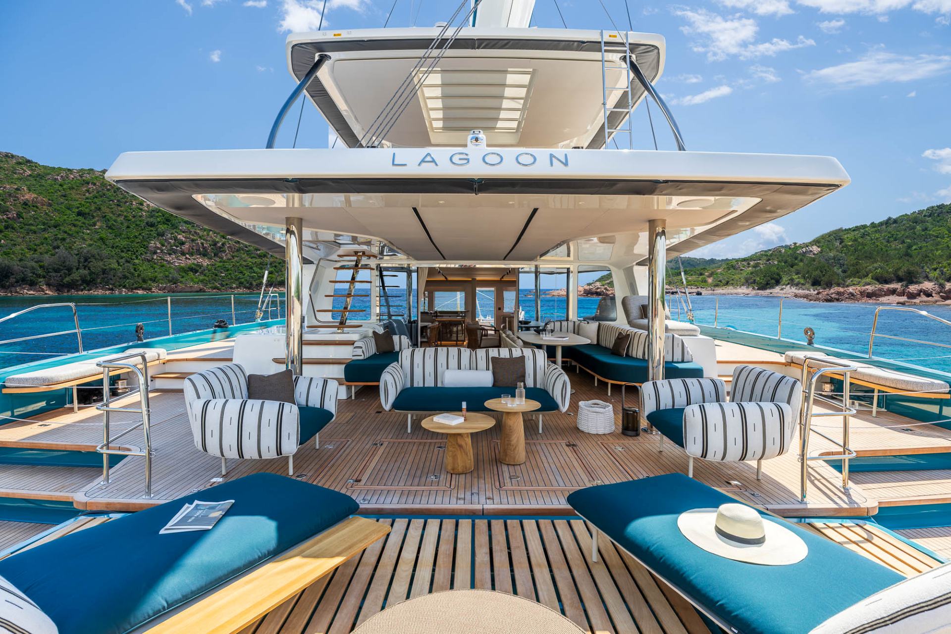 LAGOON-EIGTHY-2-INTERIOR-SLIDER-17